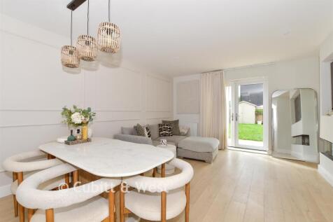 Lounge/Dining Area