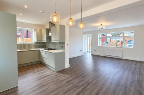 Newly Refurbished Three-Bedroom House with Privat