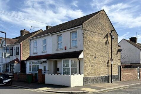 Market street for Rent by Barrain London Estate Ag