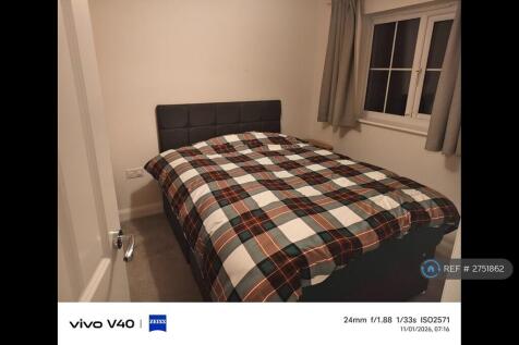 Double Bedroom Fully Furnished With  Wardrobe 