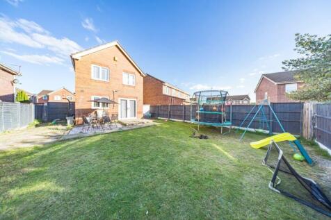 3 Deanwood Close garden 2.jpg