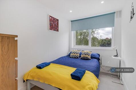 Pickwick Court, London, SE9 photo 5
