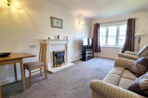 LOUNGE WITH DINING AREA