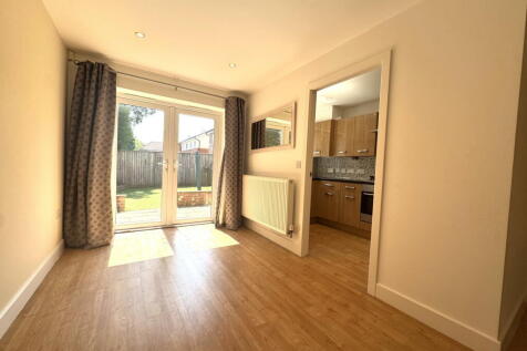 Lawnhurst Close, Cheadle Hulme, SK8 6RH photo 3