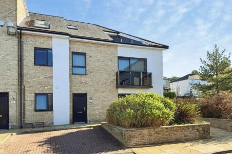 2-bed flat on Park Square, Rawdon, Leeds, £950/mo