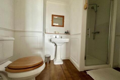 Bedroom 2 En-suite.jpg