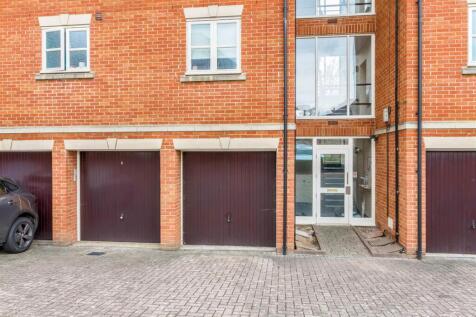 Darwin Close-parking and garage