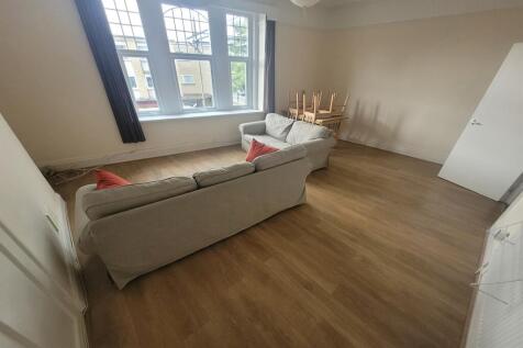 4 bedroom 1st Floor Flat in Henleaze photo 3