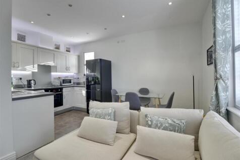 LOUNGE/DINER