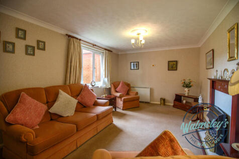 Generous sitting room_