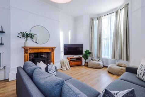2 bed terraced house to rent Victoria Rd, London 