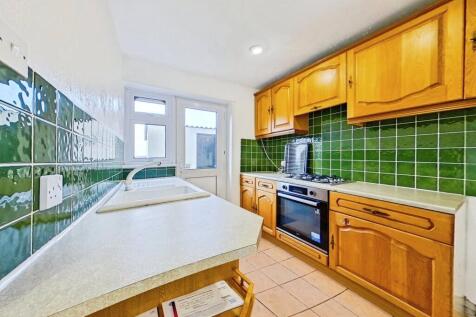Thurlby Close, Woodford Green, IG8 photo 3