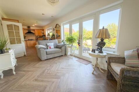 KITCHEN/DINER/FAMILY ROOM