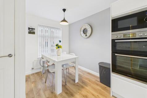 Living Kitchen with Dining Area