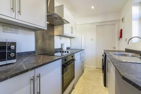 Kirkby St // 2 Bed + 2 Study Rooms // June 2027 photo 5