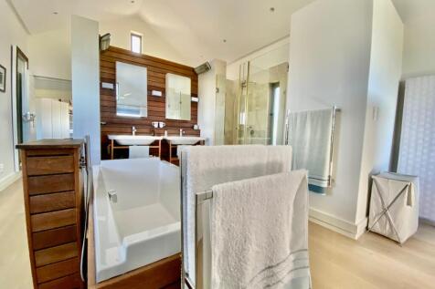 Main Bedroom - en suite bathroom