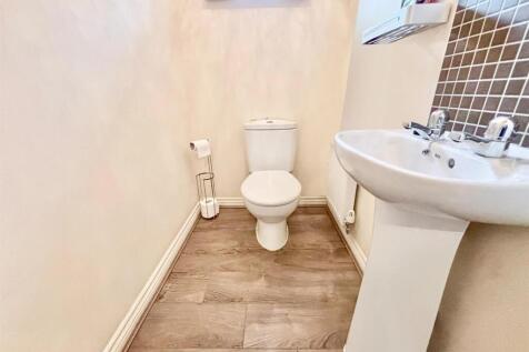 Guest Cloakroom / WC: