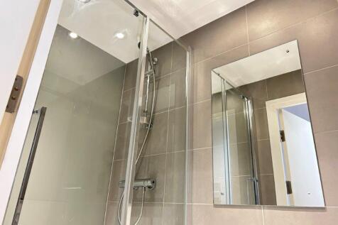 SHOWER ROOM.jpg