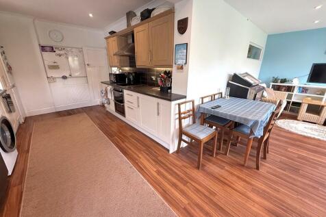 12 Knightscroft A...