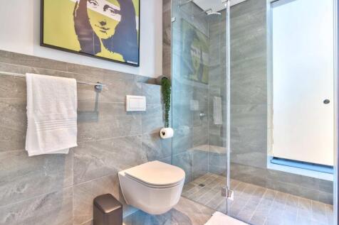 En-suite bath to bed 1