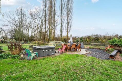 Outside entertaining area.jpg