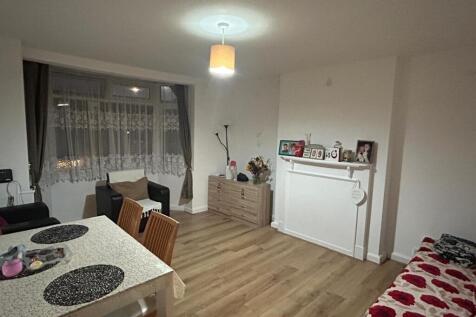 Bright, well-kept living space with wood-effect...