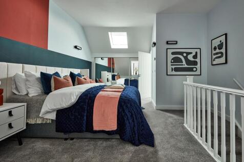 King-size bedroom with space for wardrobes and dressing table