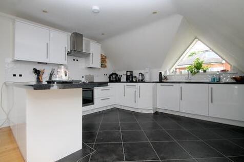 2 bedroom Second Floor Flat in Caterham On The Hill photo 3