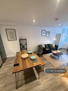 Studio flat on Edgware High Street, London, HA8, £1,475/mo