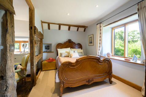 THe Farmhouse Woo...