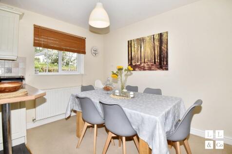 MIDDLE FLOOR KITCHEN DINER