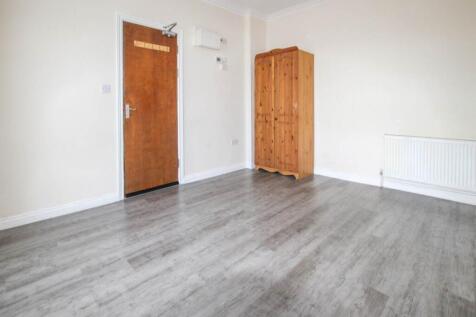 Studio flat on Uxbridge Road, Hayes, Middlesex, £1,250/mo