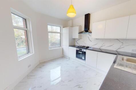 Three bedroom flat to rent in Norbury photo 4