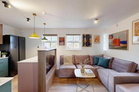 5-bed flat on Holland Drive, Newcastle upon Tyne, £3,358/mo