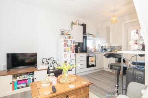 KITCHEN/LIVING ROOM