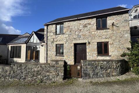 2-bed semi-detached on Phernyssick Road, St Austell, £900/mo