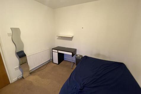 Bright double bedroom with dedicated study area...