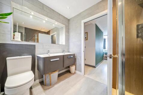 MASTER EN-SUITE.jpg