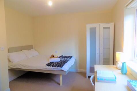 A bright and tidy double bedroom featuring a ne...