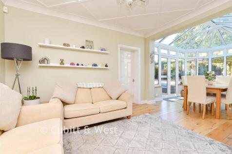 Kitchen / Dining Area