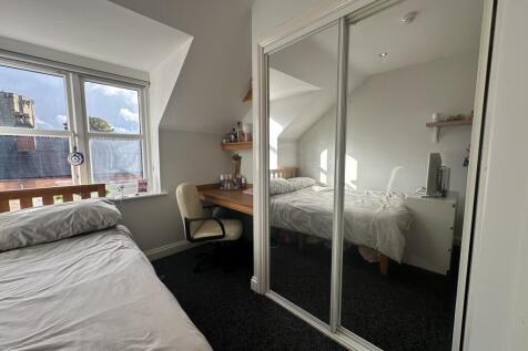 Lord Tennyson // 5 Bed & 5 Bath // Ensuites // August 2027 photo 4
