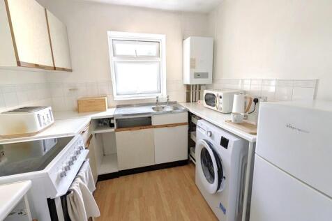 Woking, Surrey, GU21 photo 4