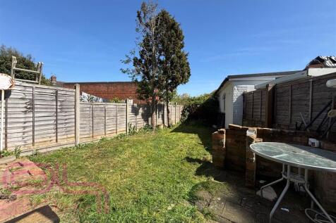 Wolsey Close - Garden.jpg