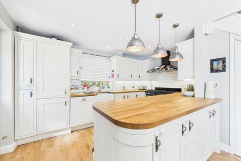 CAM02909G0-PR0400-STILL008