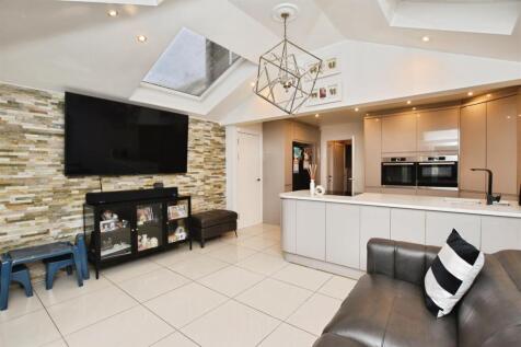 f4f55eac-kit 20to 20living.JPG