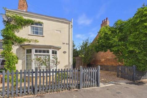 This tardis 4 bedroom home needs to be seen to app