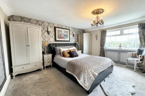 5 bed, 2 bath Farm House in Manchester - Photo 14