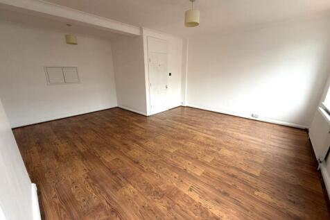 3-bed flat on Joel Street, Northwood, HA6, £1,700/mo