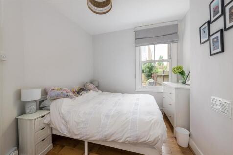 5 Lydden Grove Bed 2.jpg