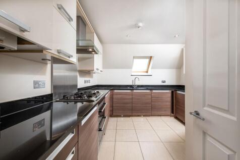 Little Orchard Place, Esher, KT10 photo 4